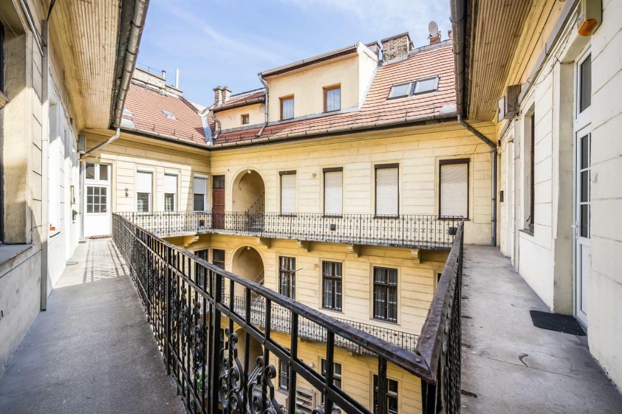 Bpr Thrill Design Home With A/C Budapest Bagian luar foto